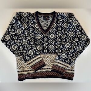 Skjaeveland Norwegian Men's V-Neck Sweater - Navy and White